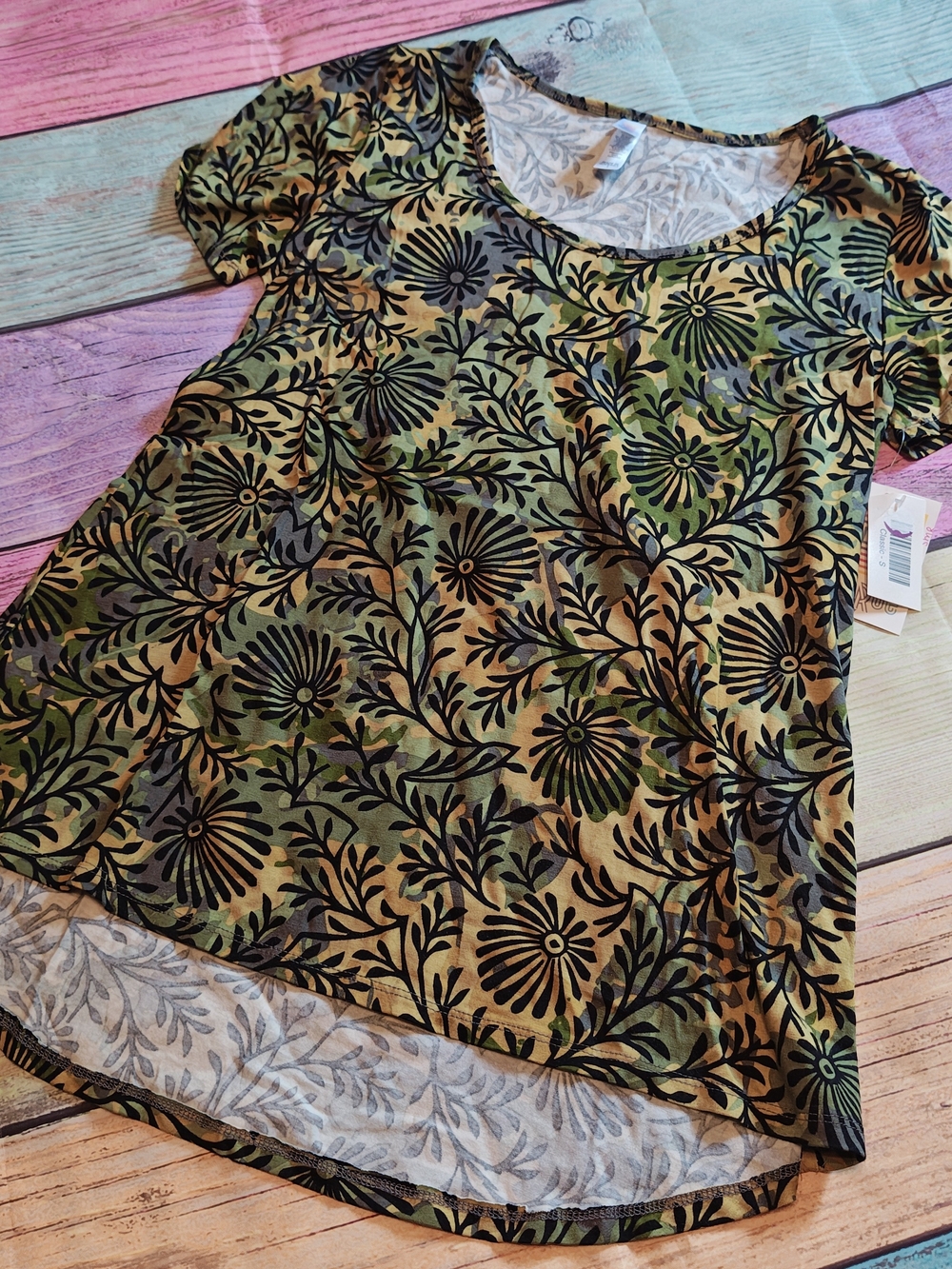 Small Lularoe Green Printed Classic T #0930